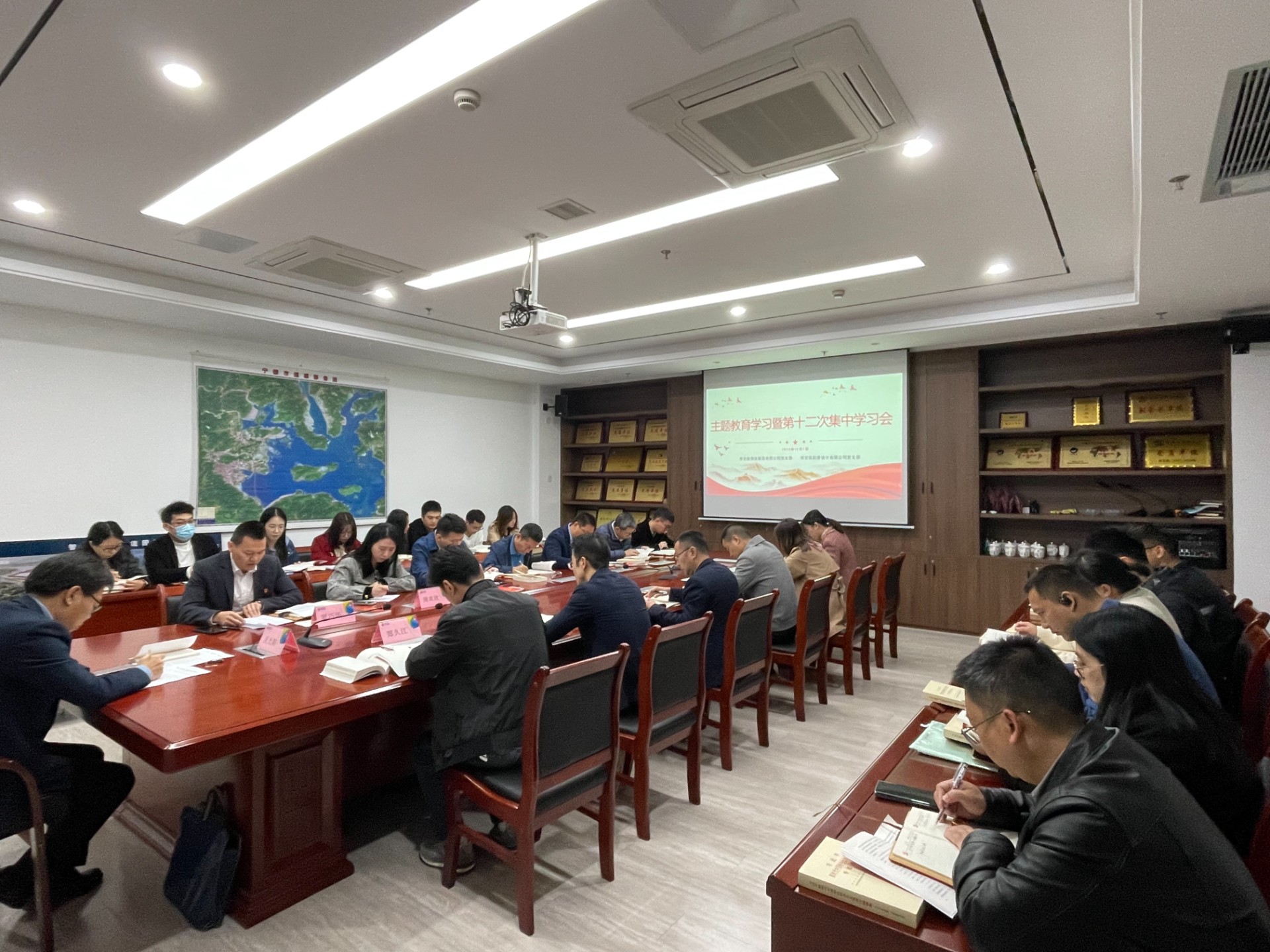 市哈哈体育物流集团党支部 市哈哈体育勘探设计公司党支部联合召开主题教育学习会,叶岚清摄2.jpg