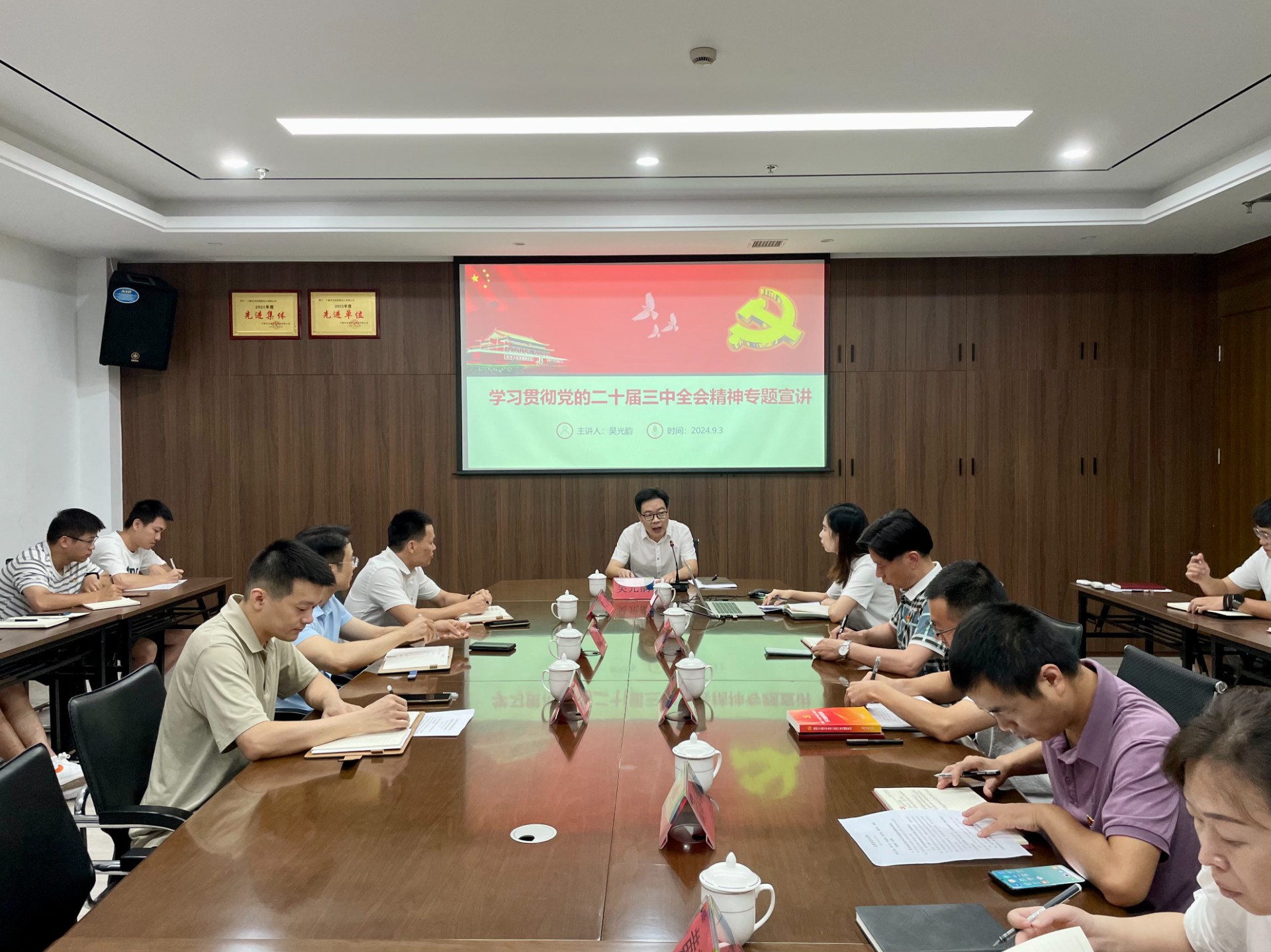 市哈哈体育集团向导深入市哈哈体育物流集团市哈哈体育勘探设计公司开展联系点事情，，叶岚清拍摄1.jpg