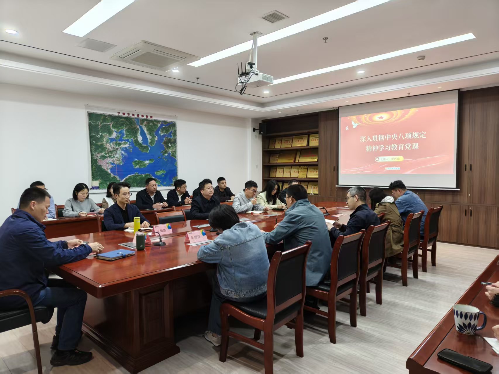 市哈哈体育物流集团党支部开展“深入贯彻中央八项划定精神学习教育”专题党课学习.jpg